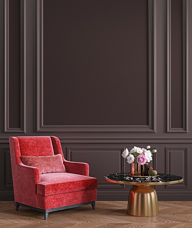 Aubergine muur sierlijsten lambrisering klassiek interieur hotel chique trend woonstijl roze fluwelen stoel marmeren salontafel