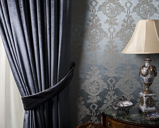 Klassiek interieur barok behang luxe gordijnstoffen blauw fluweel velours klassiek overgordijn embrasses