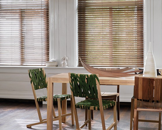 Bamboe jaloezieën Japandi woonstijl licht hout smalle tafel neutraal interieur