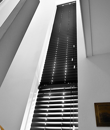 Raamdecoratie oplossing hoog raam aluminium jaloezieën op maat