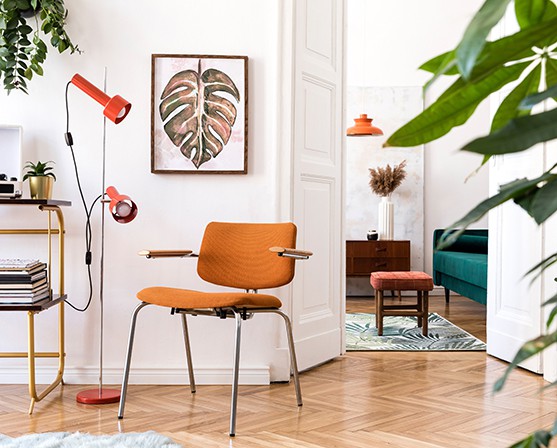 Woontrends 2022 retro 70's interieur woonstijl oranje stoel visgraatvloer hongaarse punt