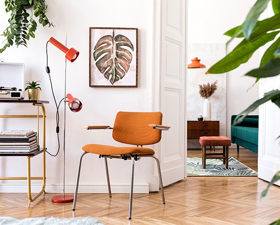 Retro woonkamer inspiratie retro style meubels vintage buisstoel oranje platenspeler inspiratie