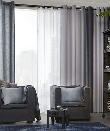 Gordijnen en vitrage combineren raamdecoratie donkere woonkamer modern