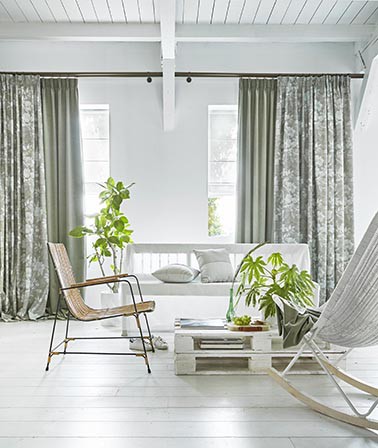 groene scandinavische gordijnen wit scandinavisch interieur woonkamer witte planken vloer rotan stoelen A House Of Happiness
